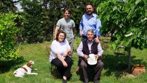 Μια οικογένεια από τη Χαλκιδική έκλεισε τα αμπελόφυλλα σε βαζάκι και τα εξάγει σε όλο τον κόσμο