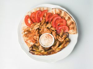 Γύρος κοτόπουλου με ψητές πιπεριές, ντομάτα και πικάντικη σος γιαουρτιού