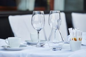Ελβετία: Με χρεοκοπία απειλούνται τα μισά εστιατόρια και ξενοδοχεία