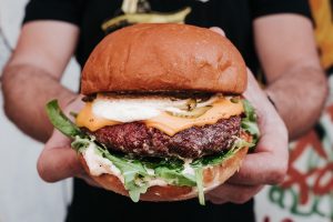Το Po’ Boys ανανέωσε το μενού του και μας καλεί για «Holy Cow»