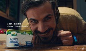 Ποιο cream cheese επιλέγει ο Άκης Πετρετζίκης για λαχταριστό cheesecake;