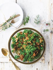 Πράσινη σαλάτα με kale, κορινθιακή σταφίδα και κουκουνάρια