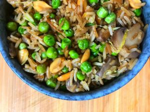 Γρήγορο stir fry με αρακά και ρύζι