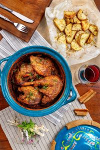 Κόκορας στη γάστρα al pastor με κρητικά βότανα και πατάτες στη λαδόκολλα