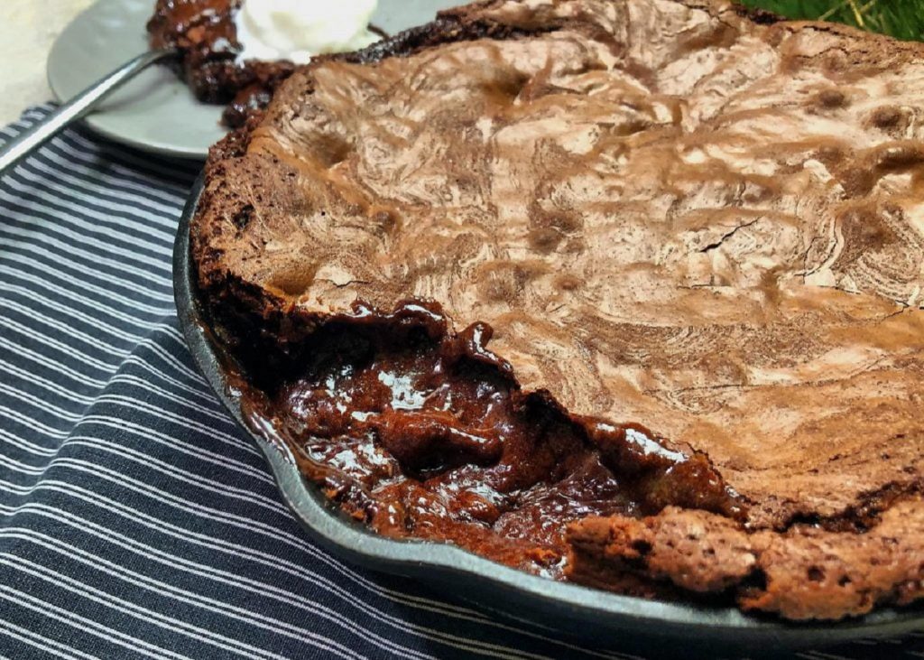 Μαλακό μπισκότο “brownie” γίγας με παγωτό βανίλια