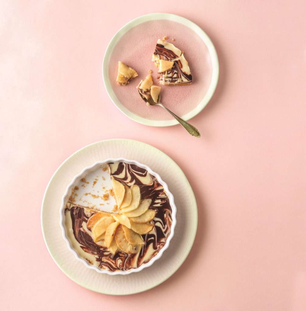 Τάρτα με δύο σοκολάτες, μήλα και βάση cheesecake