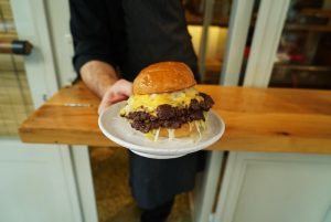 The Birdman Smash: Tα συστατικά της επιτυχίας του sold out burger