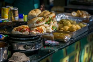 Vada pav: To μπέργκερ της Βομβάης και αγαπημένο fast food της Ινδίας