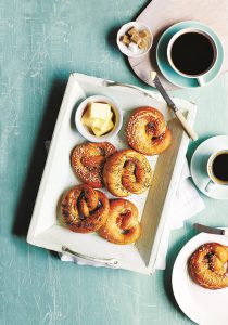 Φτιάχνουμε αλμυρά pretzels (βήμα – βήμα)