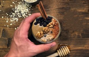Overnight oats με ταχίνι και καρύδια