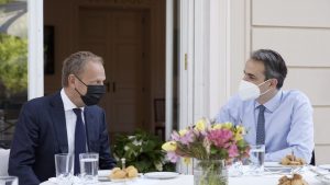Πρωινό με καγιανά και τηγανίτες παρέθεσε ο Κυριάκος Μητσοτάκης στον Ντόναλντ Τουσκ