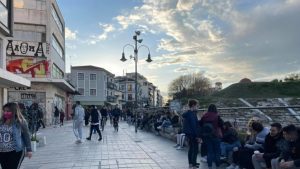 Λάρισα: Επιμένουν με τον… καφέ στο χέρι – Η συνήθεια της καραντίνας