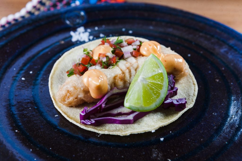 Τάκο με κουρκούτι μπακαλιάρου, pico de gallo και καπνιστή σάλτσα μαγιονέζας