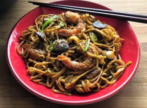 Noodles με γαρίδες, λαχανικά και σάλτσα τεριγιάκι με μελάσα