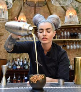 Η bar manager των Nikkei Μαίρη Ταλαιπώρου ξέρει από φιλοξενία