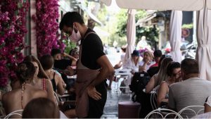 Κορωνοϊός: Ανησυχία στην εστίαση για τον διαχωρισμό εμβολιασμένων και μη