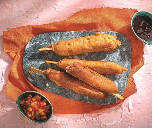 Corn Dogs, αλλιώς λουκάνικα σε ξυλάκια: Ο καλύτερος μπιρομεζές!