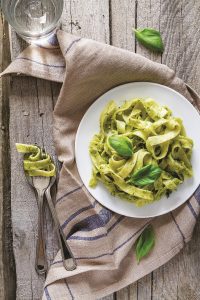 Παπαρδέλες με πέστο βασιλικού (pesto alla Genovese)
