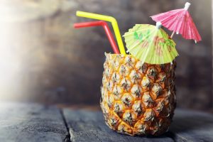 Φτιάχνουμε στο σπίτι τέλεια Piña Colada μέσα σε ανανά!
