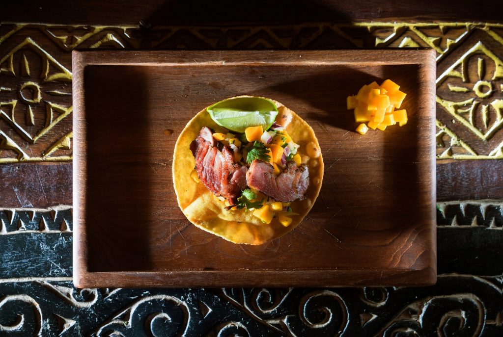 Τοστάδα με ψητό απάκι, pico de gallo από μάνγκο, σάλτσα αβοκάντο