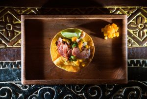 Τοστάδα με ψητό απάκι, pico de gallo από μάνγκο, σάλτσα αβοκάντο