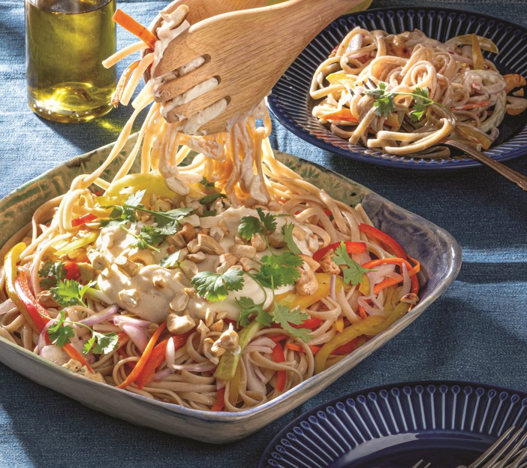 Λιγκουίνι φαγόπυρου με dressing ταχίνι, λαχανικά και κάσιους