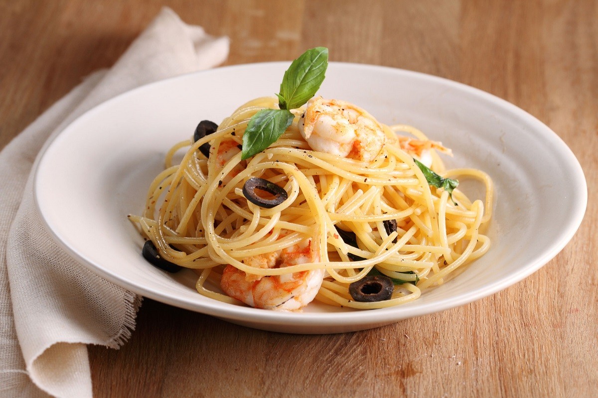 50002240 – spaghetti pasta with shrimps and sweet basil on wooden table