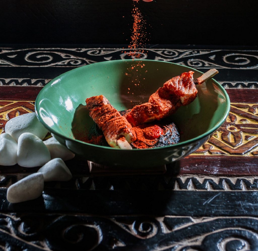 Brochetas τόνου: καπνιστά σουβλάκια της θάλασσας με πουρέ από μαύρους γίγαντες
