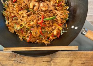 Noodles ρυζιού με γαρίδες και γλυκόξινη σάλτσα