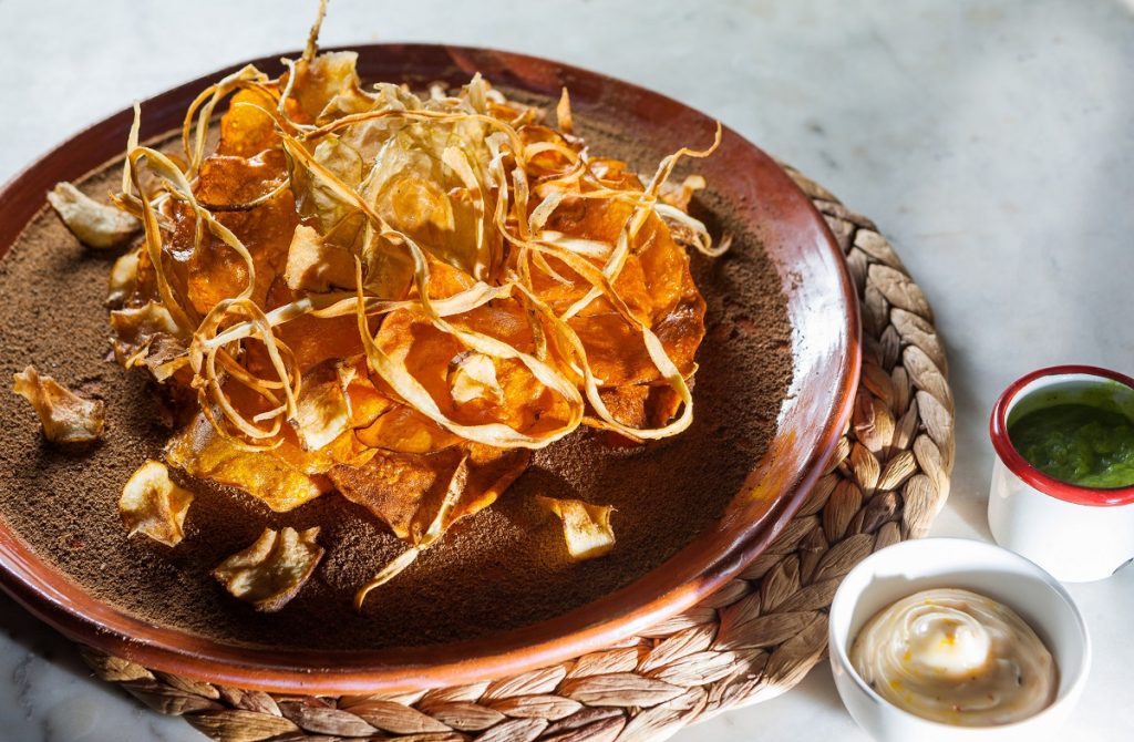 Chips γλυκοπατάτας με σάλτσα γουακαμόλε