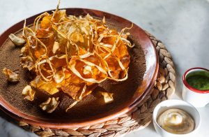 Chips γλυκοπατάτας με σάλτσα γουακαμόλε
