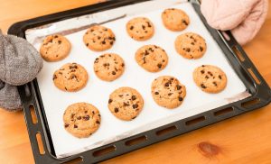 Φτιάχνουμε πεντανόστιμα cookies σοκολάτας με…μπέικον!