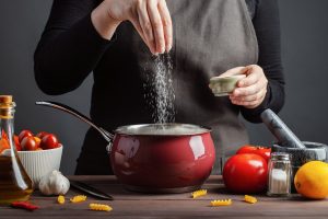 Τα tips των σεφ για να ετοιμάσετε το γεύμα σας πιο γρήγορα