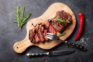 Ο τριάστερος σεφ Marco Pierre White σερβίρει vegan μπριζόλες από τρισδιάστατο εκτυπωτή!