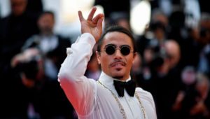 Μύκονος: Νέο «Salt Bae» με χρυσά μπέργκερ των €170