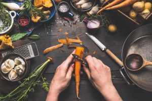 Φτιάχνουμε ένα zero waste σνακ από τις φλούδες των λαχανικών μας