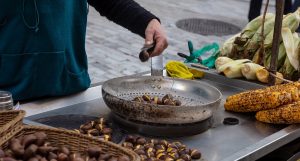Κάστανα και καλαμπόκια: τα αγαπημένα street food του χειμώνα