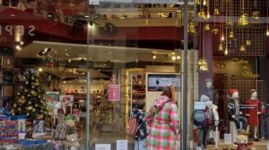 Εορταστικό ωράριο: Τι ώρα κλείνουν σήμερα καταστήματα και σούπερ μάρκετ