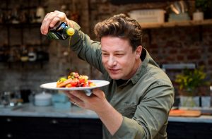 Γνωρίζατε ότι o Jamie Oliver έγραψε το πρώτο του βιβλίο μαγειρικής πάνω σε πακέτα τσιγάρων;