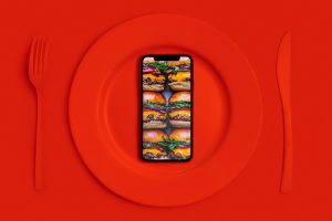 Taste the TV: Η εφεύρεση Ιάπωνα καθηγητή, που καλεί τον κόσμο να…. γλείψει την οθόνη για να νιώσει τη γεύση