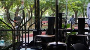 «Λουκέτο» σε πάνω από 100 μπαρ και εστιατόρια για παραβίαση των μέτρων κατά της πανδημίας-Δείτε τη λίστα