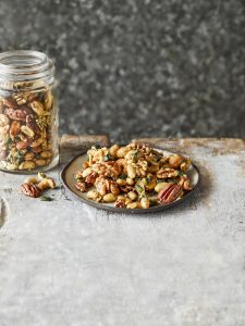 Φτιάχνουμε το τέλειο σνακ: καραμελωμένοι ξηροί καρποί με μέλι και αλάτι