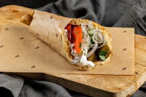 17 στάσεις για νηστίσιμο street food: από φαλάφελ και σουβλάκι μέχρι tacos, burger και χωριάτικες πίτες