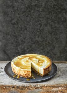Cheesecake με αλμυρή σος μελιού