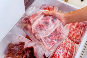 4 λάθη που όλοι κάνουμε όταν ξεπαγώνουμε κρέας