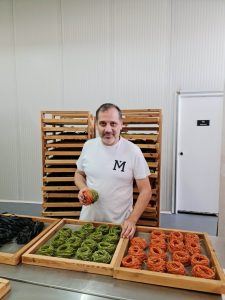 Ο Δημήτρης φτιάχνει χειροποίητα ζυμαρικά με παραδοσιακές οικογενειακές συνταγές