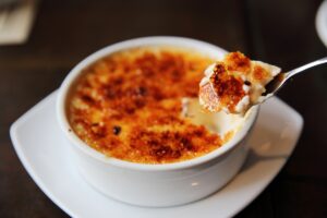 Πώς να πετύχετε την τέλεια crème brûlée (κρεμ μπρουλέ) χωρίς φλόγιστρο