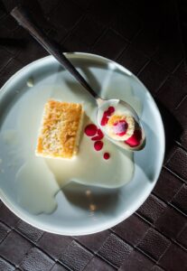 Γαλατένιο κέικ με σάλτσα από raspberry