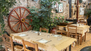 5 ταβέρνες με αυλή για παραδοσιακό ελληνικό φαγητό
