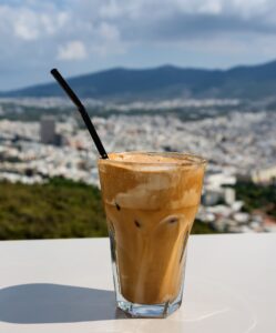 Πώς γεννήθηκε ο φραπέ που αγαπήσαμε